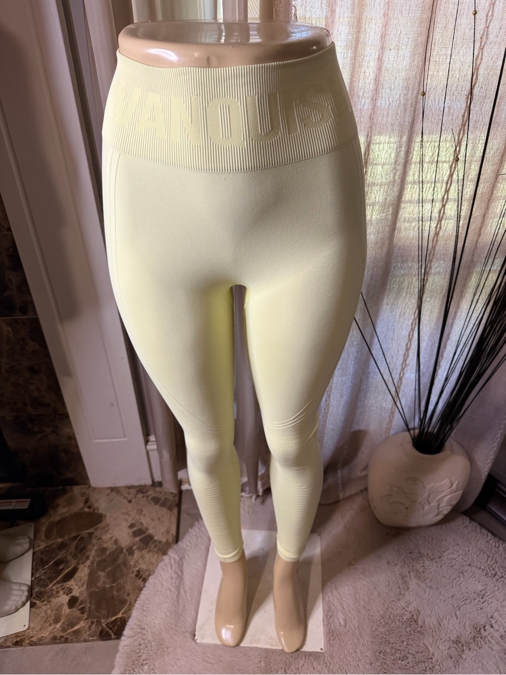 High-Rise Seamless Leggings in Pale Yellow